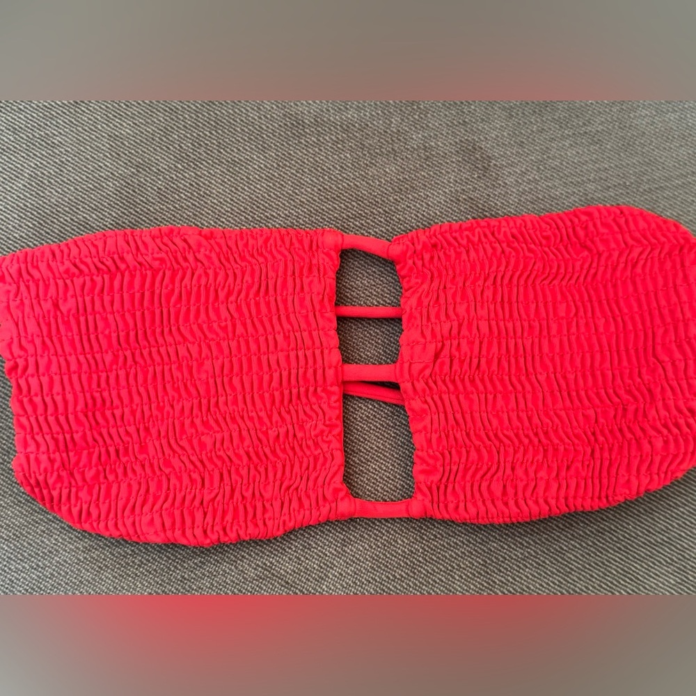 Red Indah strapless top 🤍